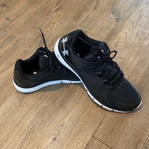 Men’s Under Armour tennis shoes - size 11